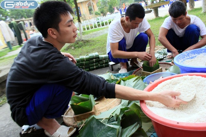 Bùi Quang Khánh, sinh năm 1987, quê Bỉm Sơn, Thanh Hóa đã đón hai cái Tết trong Trung tâm bảo trợ lao động số 08 và năm nào cũng được cử gói bánh chưng vì rất khéo tay